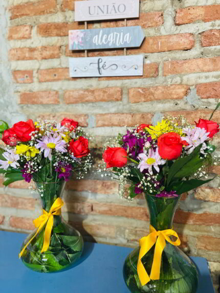 Arranjos decorativos de mesa com 4 unidades de rosas margaridas coloridas e folhagens, Floricultura Juazeiro Bahia, Floricultura Petrolina Pernambuco