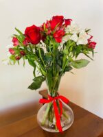 Arranjos decorativos de mesa com 4 unidades de rosas margaridas coloridas e folhagens 2