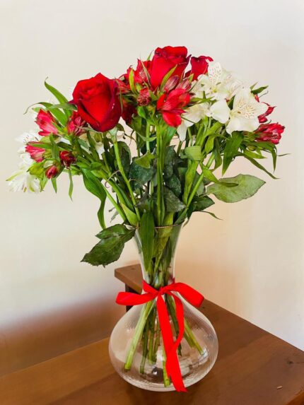 Arranjos decorativos de mesa com 4 unidades de rosas margaridas coloridas e folhagens 2