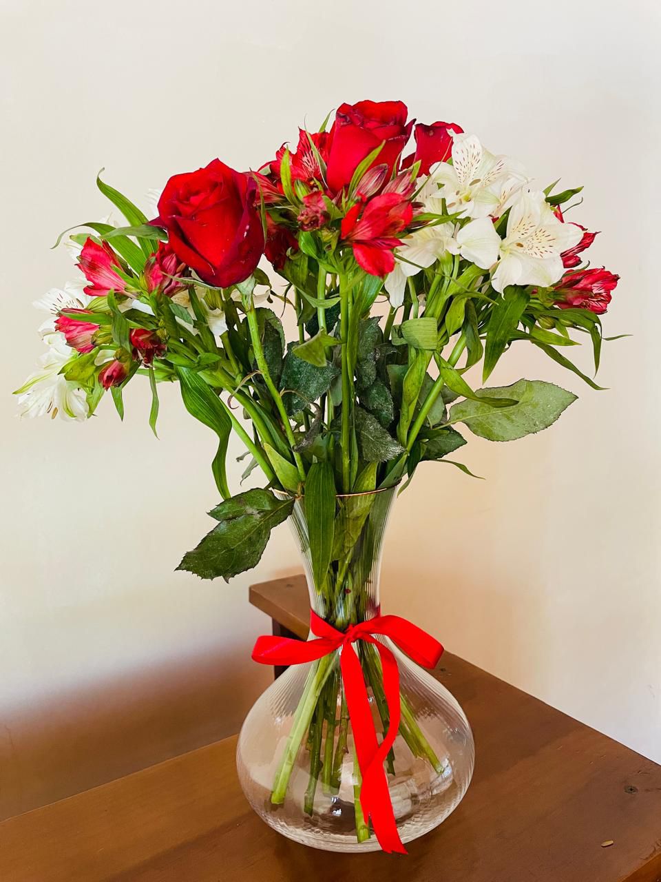 Arranjos decorativos de mesa com 4 unidades de rosas margaridas coloridas e folhagens 2 Arranjos decorativos de mesa com 4 unidades de rosas margaridas coloridas e folhagens 2