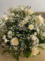 Arranjos decorativos de mesa com 4 unidades de rosas margaridas coloridas e folhagens 3