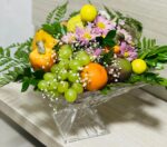 Arranjos decorativos de mesa com 4 unidades de rosas margaridas coloridas e folhagens 4