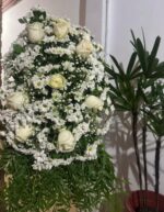 Arranjos decorativos de mesa com 4 unidades de rosas margaridas coloridas e folhagens 5