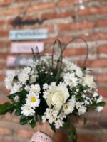 Arranjos decorativos de mesa com 4 unidades de rosas margaridas coloridas e folhagens 7