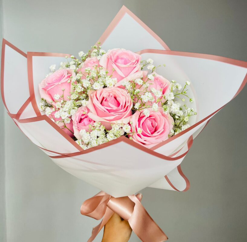 Buquê com 10 unidades de rosa baby com Gipsofila Floricultura Juazeiro Bahia Petrolina Pernambuco