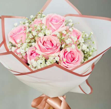 Buquê com 10 unidades de rosa baby com Gipsofila 2