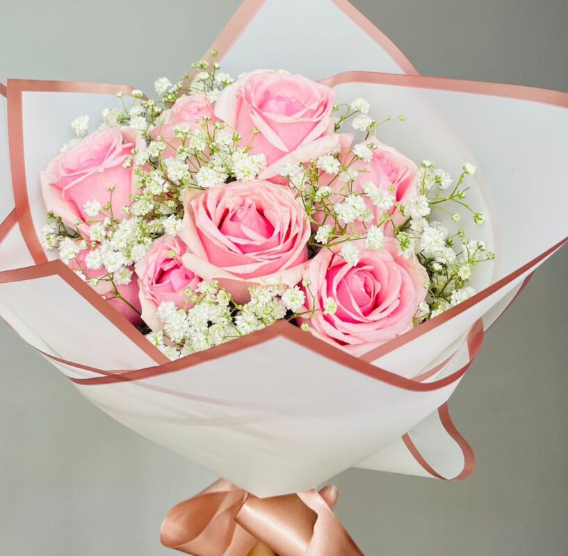 Buquê com 10 unidades de rosa baby com Gipsofila 2