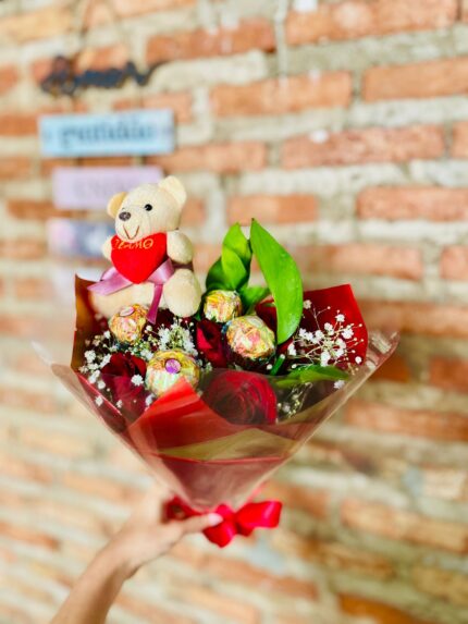 Buquê com 4 rosas 3 Ferrero Rocher ursinho com folhagens e gipsofila Juazeiro Petrolina