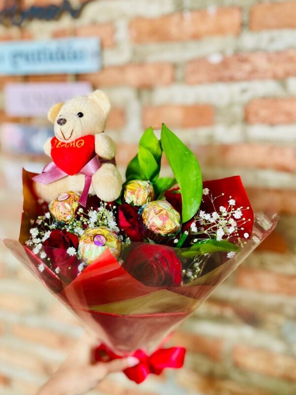 Buquê com 4 rosas 3 Ferrero Rocher ursinho com folhagens e gipsofila 2