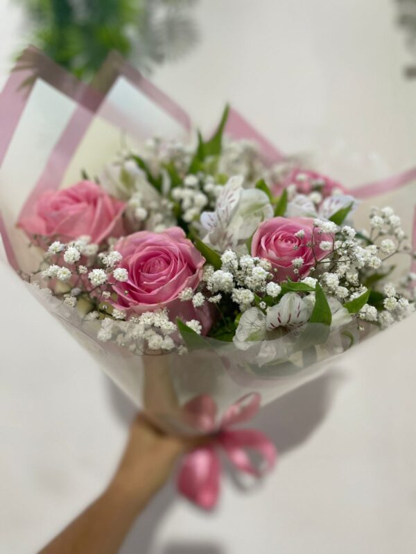 Buquê com 4 rosas cor de rosa baby Astromélia branca Gipsofila e folhagens Floricultura Juazeiro Bahia Petrolina Pernambuco