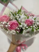 Buquê com 4 rosas cor de rosa baby Astromélia branca Gipsofila e folhagens 2