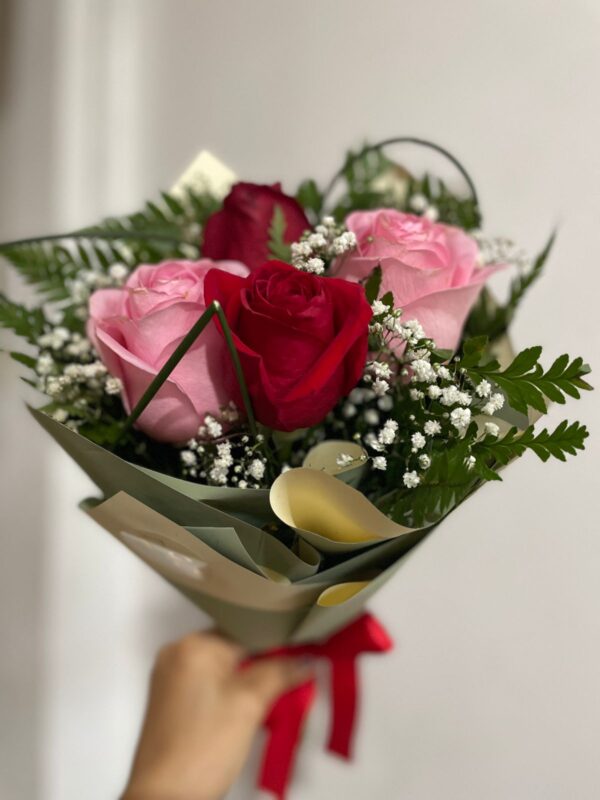 Buquê com 4 rosas folhagens e Gipsofila 2 unidades rosa vermelha e 2 unidades rosa baby Floricultura Juazeiro Bahia Petrolina Pernambuco