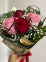 Buquê com 4 rosas folhagens e Gipsofila 2 unidades rosa vermelha e 2 unidades rosa baby 2