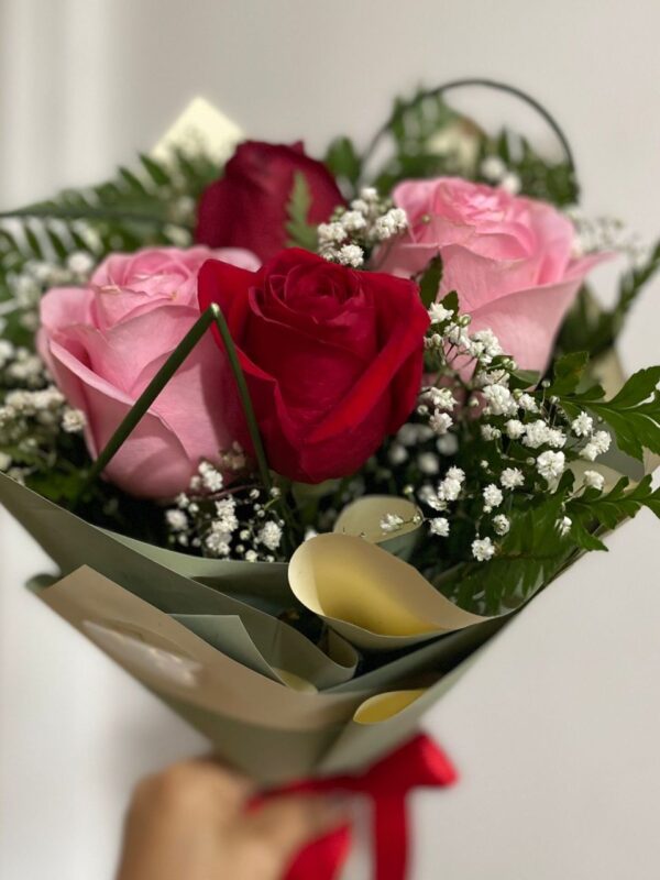 Buquê com 4 rosas folhagens e Gipsofila 2 unidades rosa vermelha e 2 unidades rosa baby 2