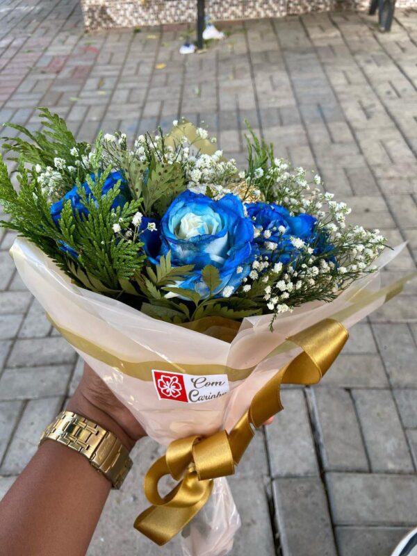 Buquê com 6 rosas azuis com folhagens e Gipsofila Floricultura Juazeiro Bahia Petrolina Pernambuco