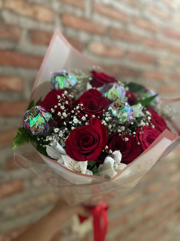 Buquê com 8 rosas vermelhas e 5 unidades de sonho de valsa com folhagens e Gipsofila Floricultura Juazeiro Bahia Petrolina Pernambuco