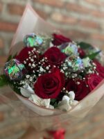 Buquê com 8 rosas vermelhas e 5 unidades de sonho de valsa com folhagens e Gipsofila 2