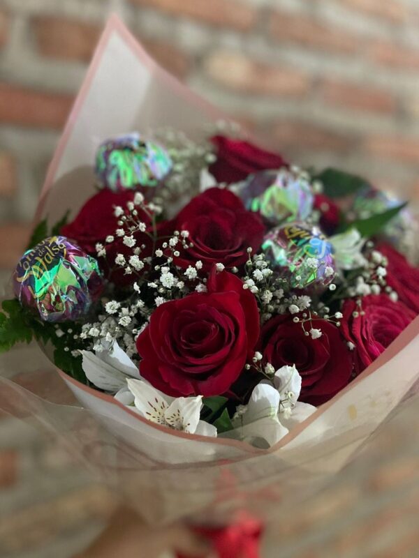 Buquê com 8 rosas vermelhas e 5 unidades de sonho de valsa com folhagens e Gipsofila 2