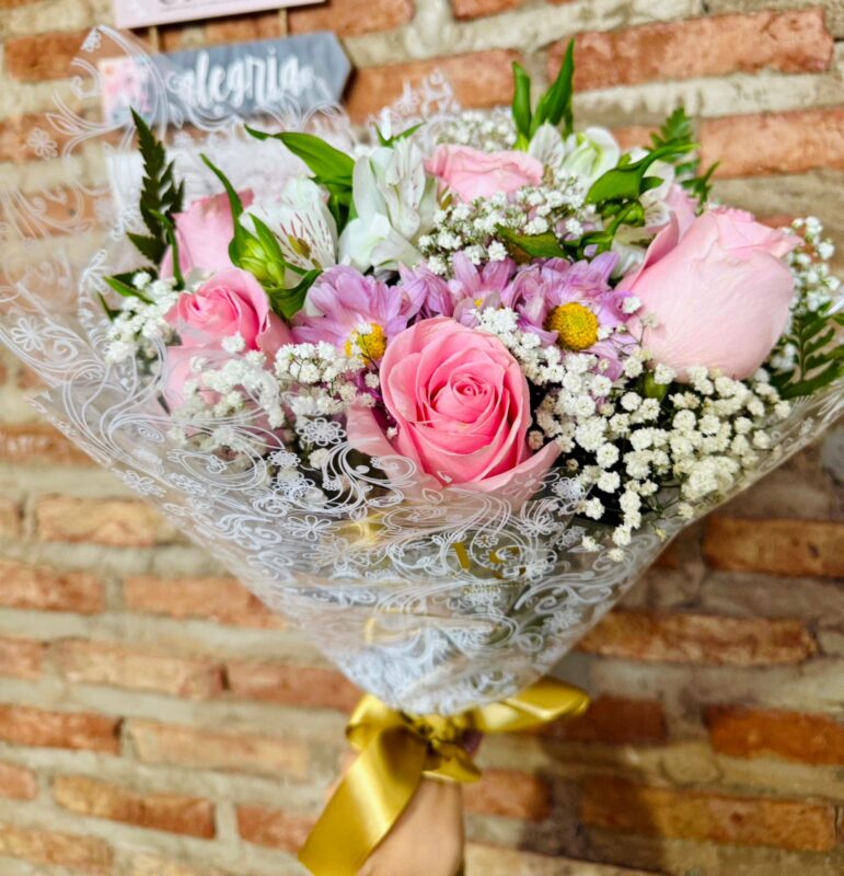 Buquê com rosas astromélias margaridas coloridas folhagens e Gipsofila Floricultura Juazeiro Bahia Petrolina Pernambuco