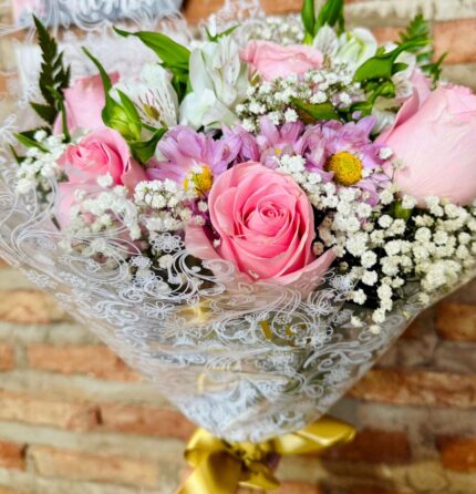 Buquê com rosas astromélias margaridas coloridas folhagens e Gipsofila 2
