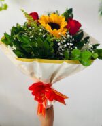 Buquê com um girassol e duas unidades de rosas com folhagens e gipsofila Floricultura Juazeiro Bahia Petrolina Pernambuco