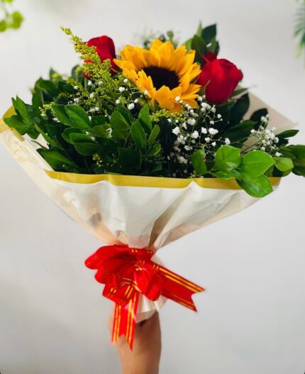 Buquê com um girassol e duas unidades de rosas com folhagens e gipsofila Floricultura Juazeiro Bahia Petrolina Pernambuco