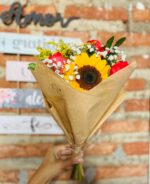 Buquê com um girassol e duas unidades de rosas com folhagens e gipsofila 2