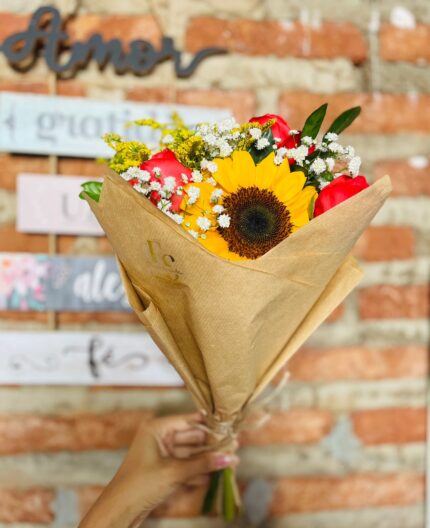 Buquê com um girassol e duas unidades de rosas com folhagens e gipsofila 2