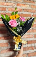 Buquê com um girassol e duas unidades de rosas com folhagens e gipsofila 3