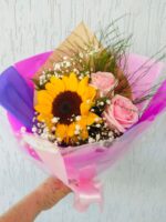 Buquê com um girassol e duas unidades de rosas com folhagens e gipsofila 4