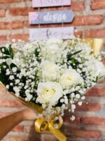 Buquê de 6 rosas brancas com folhagens e Gipsofila Floricultura Juazeiro Bahia Petrolina Pernambuco