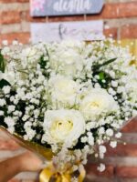 Buquê de 6 rosas brancas com folhagens e Gipsofila 2