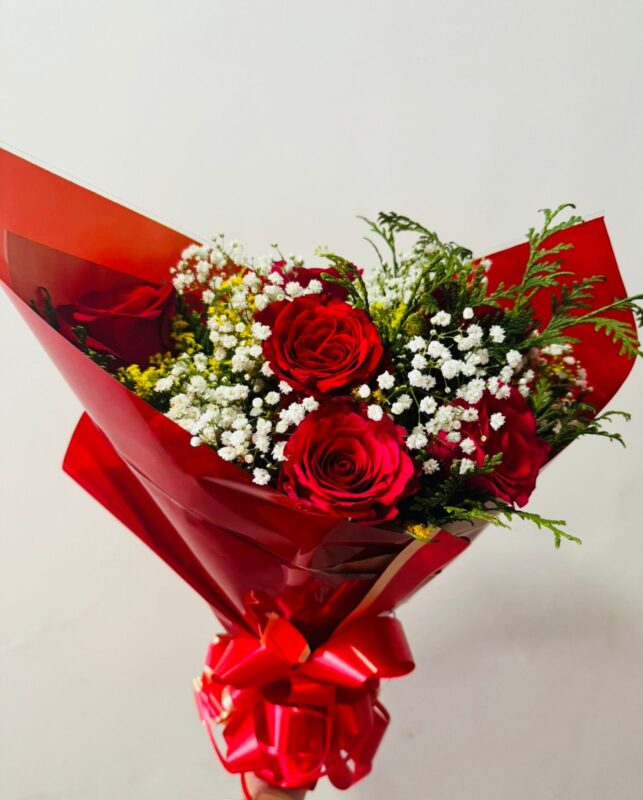 Buquê de 6 rosas folhagens e Gipsofila 1