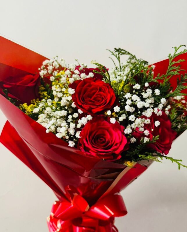 Buquê de 6 rosas folhagens e Gipsofila 2
