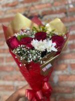 Buquê de 6 rosas vermelhas margaridas brancas e folhagens Floricultura Juazeiro Bahia Petrolina Pernambuco