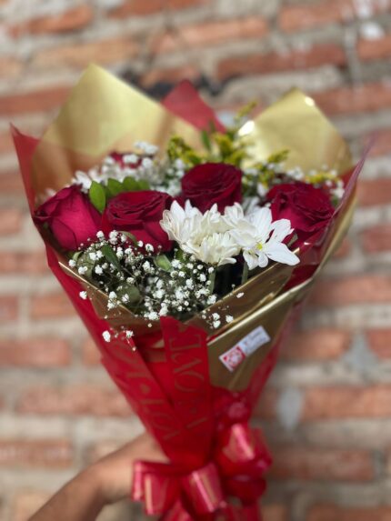 Buquê de 6 rosas vermelhas margaridas brancas e folhagens Floricultura Juazeiro Bahia Petrolina Pernambuco