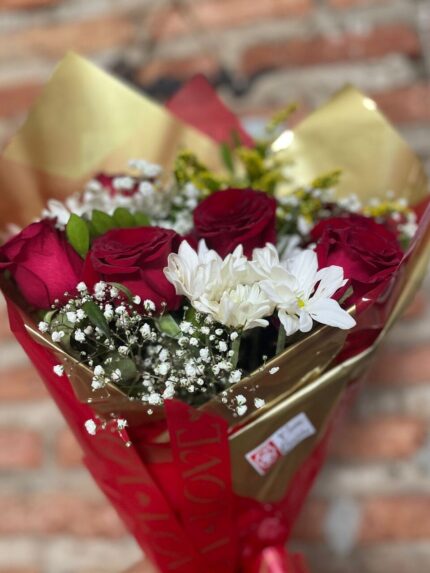 Buquê de 6 rosas vermelhas margaridas brancas e folhagens 2