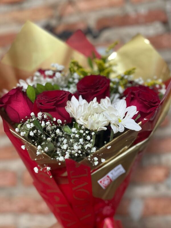 Buquê de 6 rosas vermelhas margaridas brancas e folhagens 2
