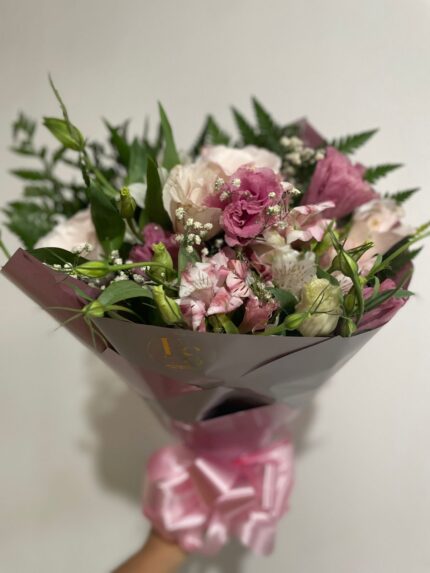 Buquê de Lisianto com folhagens e Gipsofila Floricultura Juazeiro Bahia Petrolina Pernambuco