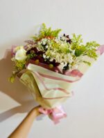 Buquê de flor do campo com folhagens e gipsofila 3