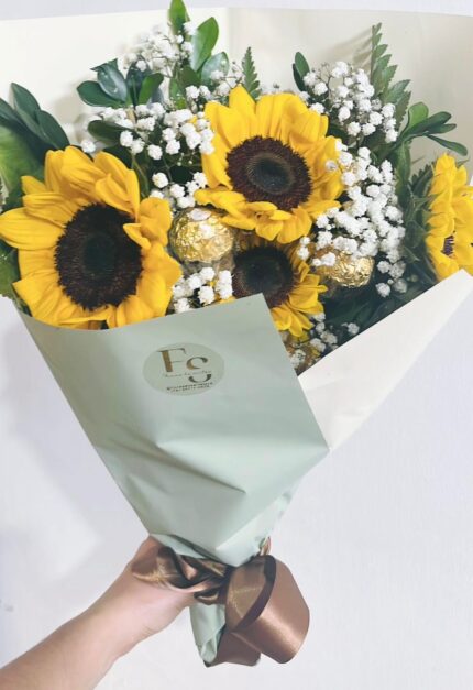 Buquê de girassol com Ferrero Rocher e Sonho de Valsa Petrolina Juazeiro Flores do Sertão