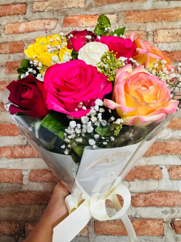 Buquê de rosas coloridas com folhagens e Gipsofila Floricultura Juazeiro Bahia Petrolina Pernambuco, Floricultura online, Flores do Sertão