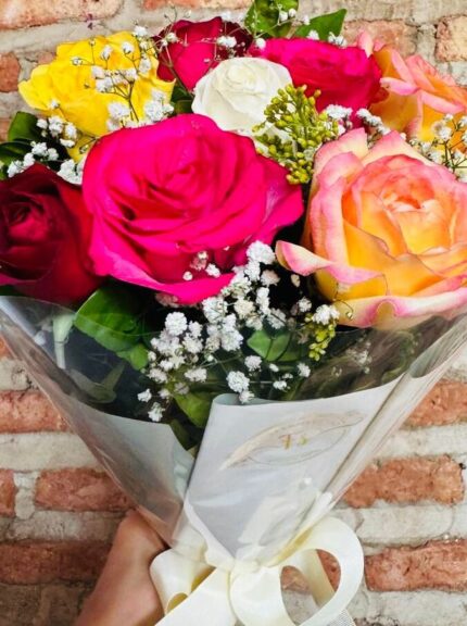 Buquê de rosas coloridas com folhagens e Gipsofila 2