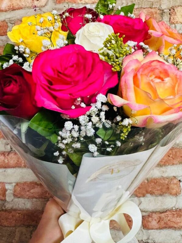 Buquê de rosas coloridas com folhagens e Gipsofila 2