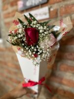 Kit floral de 2 rosas no cone com folhagens e gipsofila, Loja Virtual Juazeiro, Floricultura Juazeiro, Flores Juazeiro, Loja Virtual de flores, Kit floral