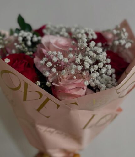 Mix de rosas vermelhas e rosa baby com folhagens e gipsofila 2