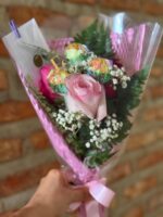 Ramalhete com 3 rosas misturadas a escolha do cliente com folhagens e Gipsofila e 3 unidades de Ferrero Rocher Floricultura Juazeiro Bahia Petrolina Pernambuco