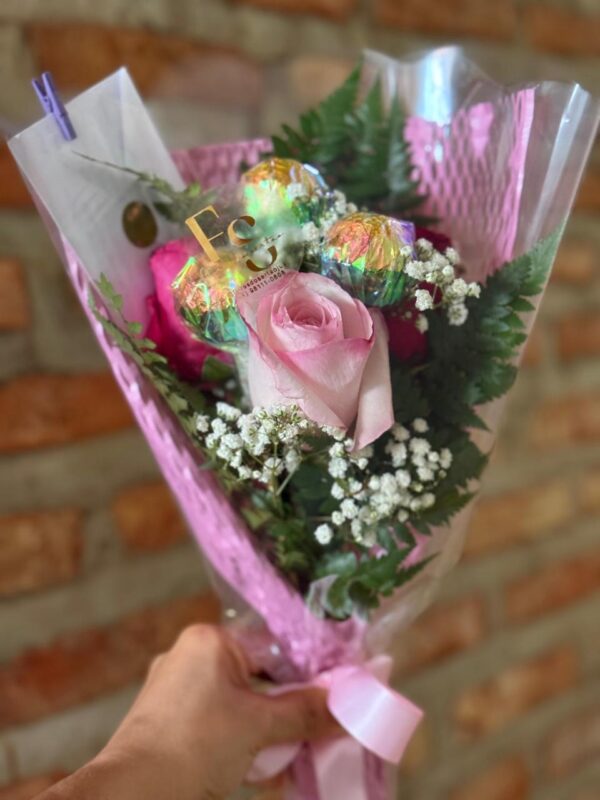 Ramalhete com 3 rosas misturadas a escolha do cliente com folhagens e Gipsofila e 3 unidades de Ferrero Rocher Floricultura Juazeiro Bahia Petrolina Pernambuco