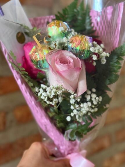 Ramalhete com 3 rosas misturadas a escolha do cliente com folhagens e Gipsofila e 3 unidades de Ferrero Rocher 2