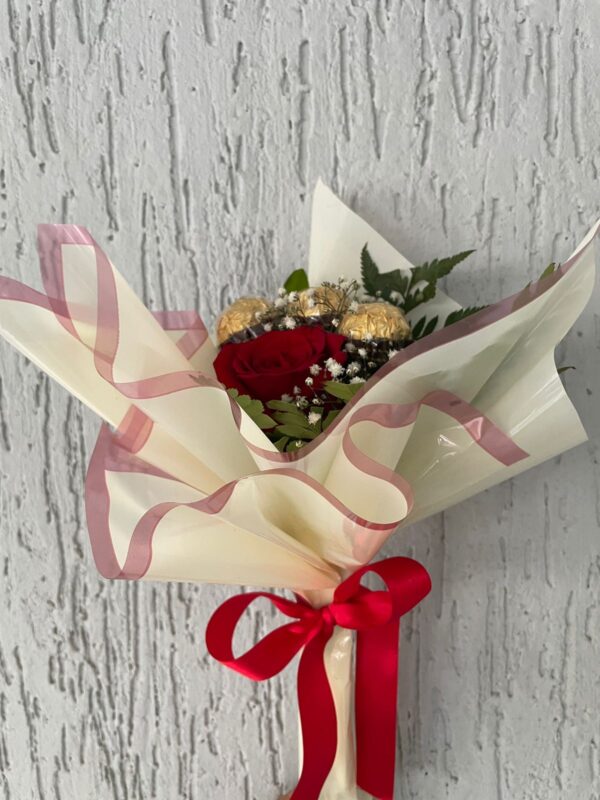 Ramalhete de rosas vermelhas e chocolate Ferrero Rocher 1